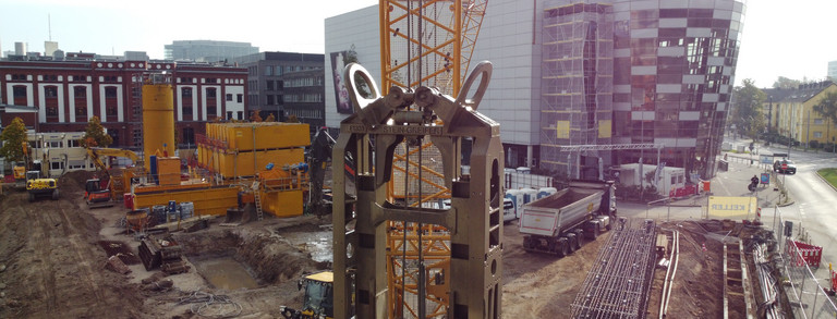 Der dekorative Header ist eine Aufnahme einer Baustelle in Düsseldorf. Im Vordergrund befindet sich der Ausschnitt eines Schlitzwandgreifers. Im Hintergrund befindet sich eine Betonitsuspensions-Aufbereitungsanlage.