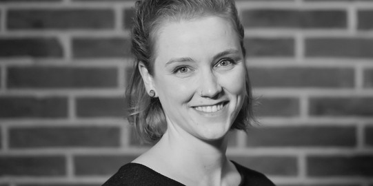 Auf dem Foto ist ein Passbild von Frau Henning zu sehen.